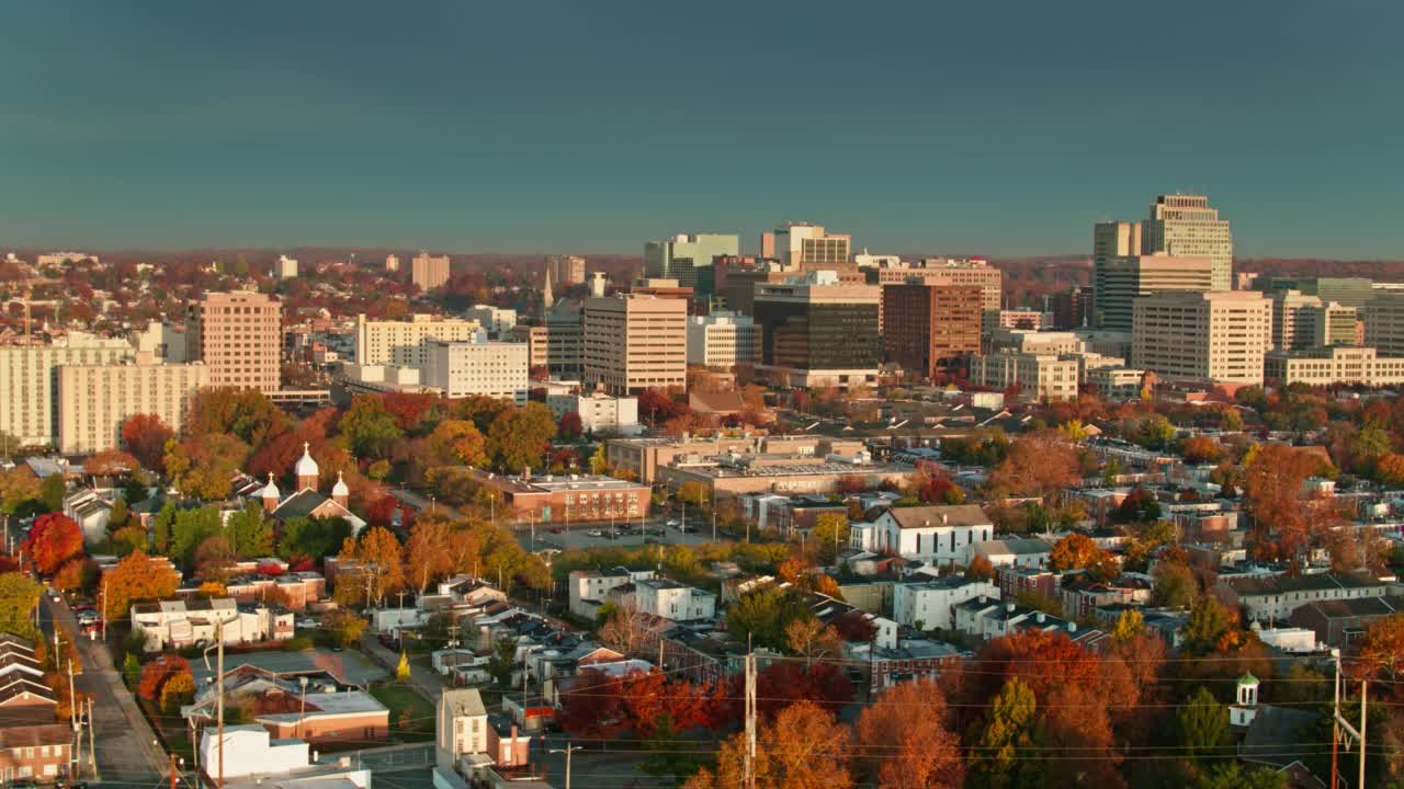 秋天的颜色在威尔明顿，特拉华州-空中视频下载