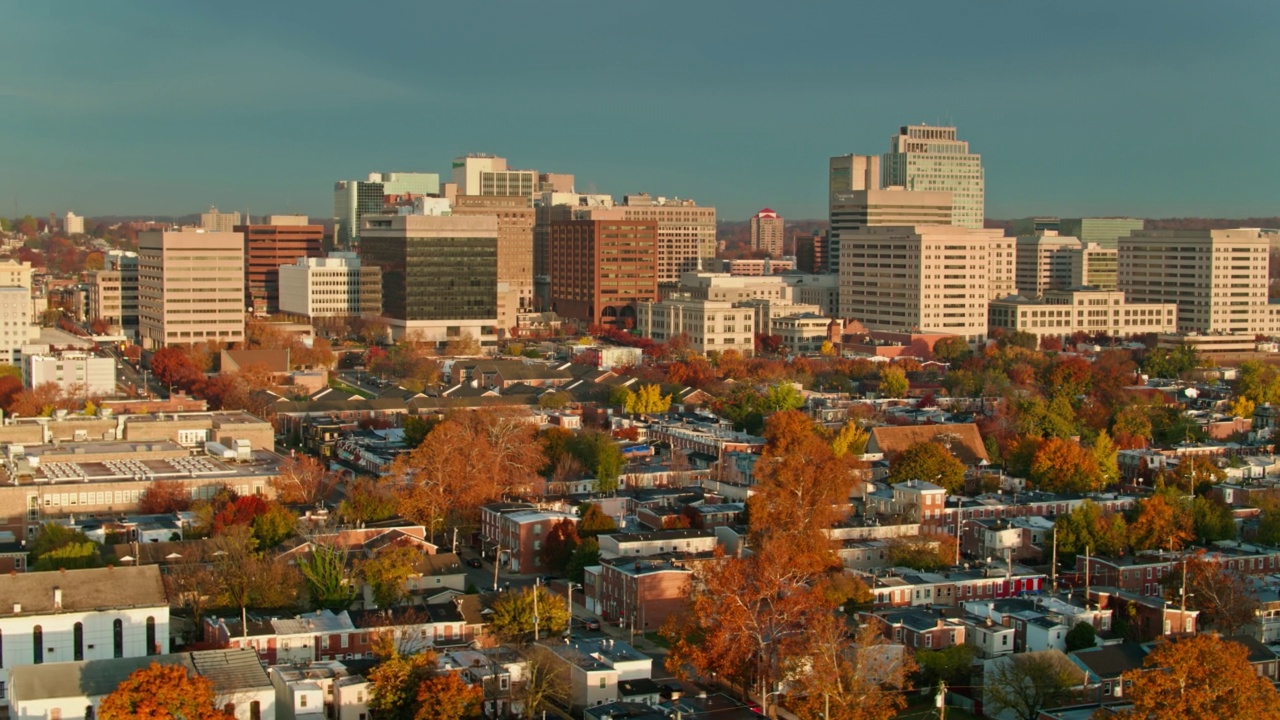 在特拉华州的住宅街道和市中心的彩色树木-空中视频下载