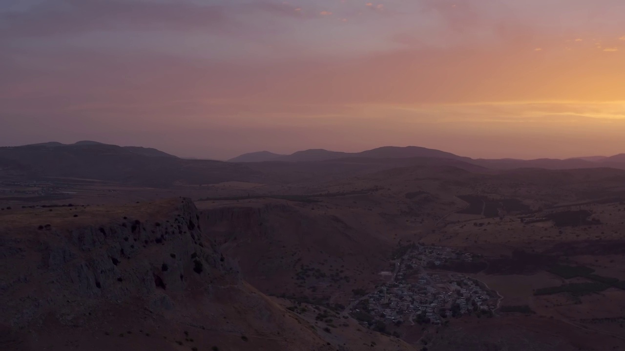 日落时分被沙漠悬崖包围的小镇视频素材