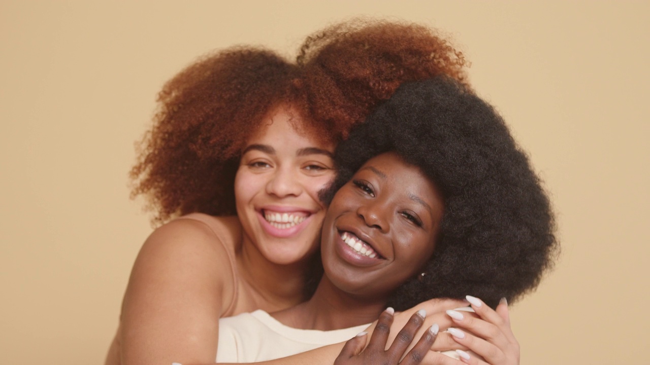 不同种族的女性朋友用灿烂的微笑拥抱视频下载