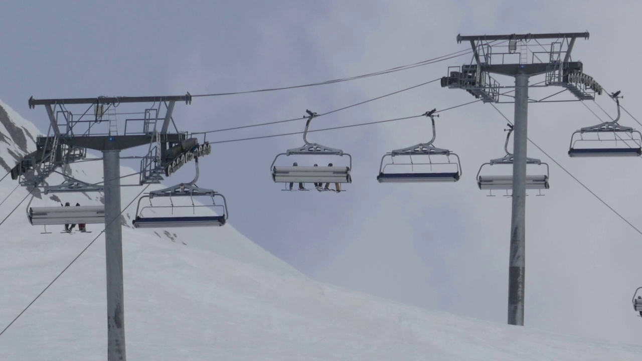 安装通往山腰滑雪道上端的索道视频下载