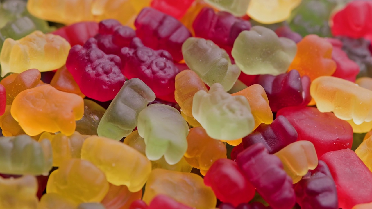 彩色果冻熊糖果的全帧循环旋转背景视频素材