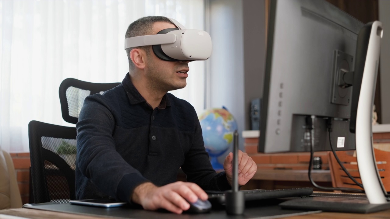 戴着VR头盔的商人签数字合同视频素材