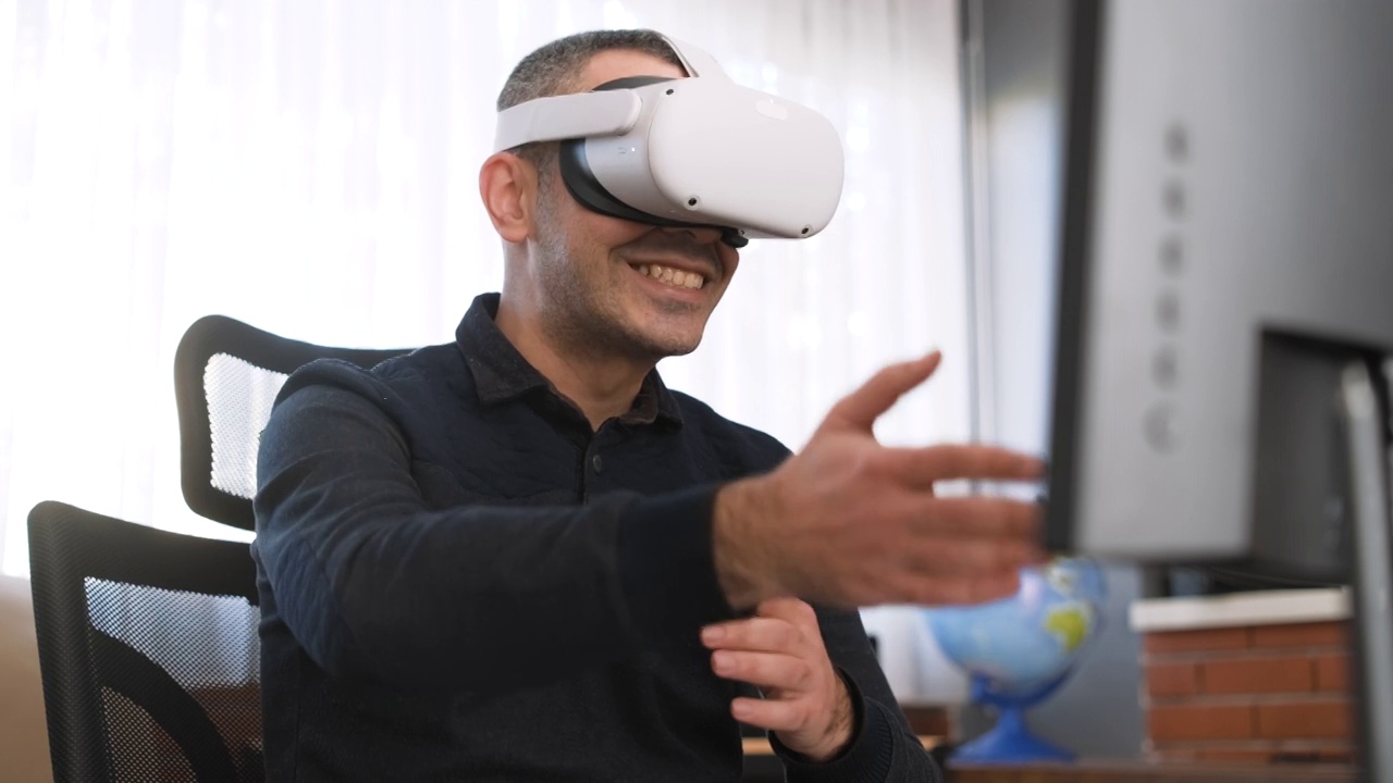 戴VR头戴式设备的商人签订商业协议视频素材