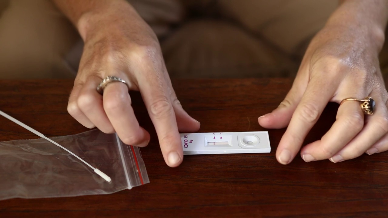 女性在家中进行新冠病毒抗原自检后，检测结果呈阴性视频素材