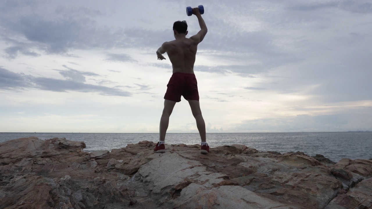 强壮和健康的亚洲男人锻炼。视频素材