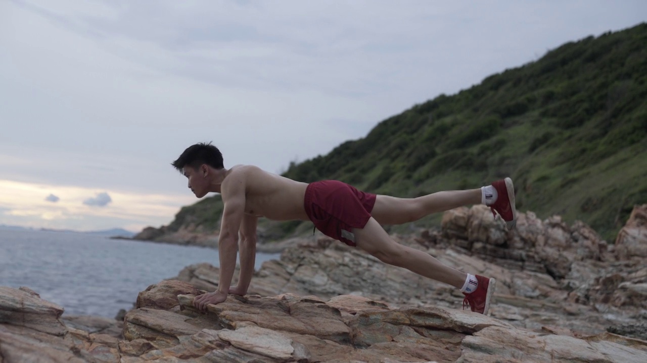 强壮和健康的亚洲男人锻炼。视频素材