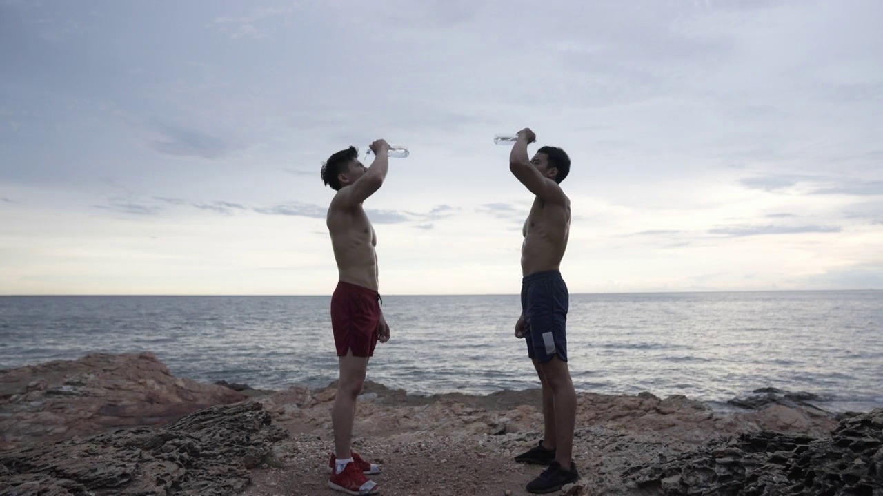 两个强壮和健康的亚洲人户外锻炼。视频素材