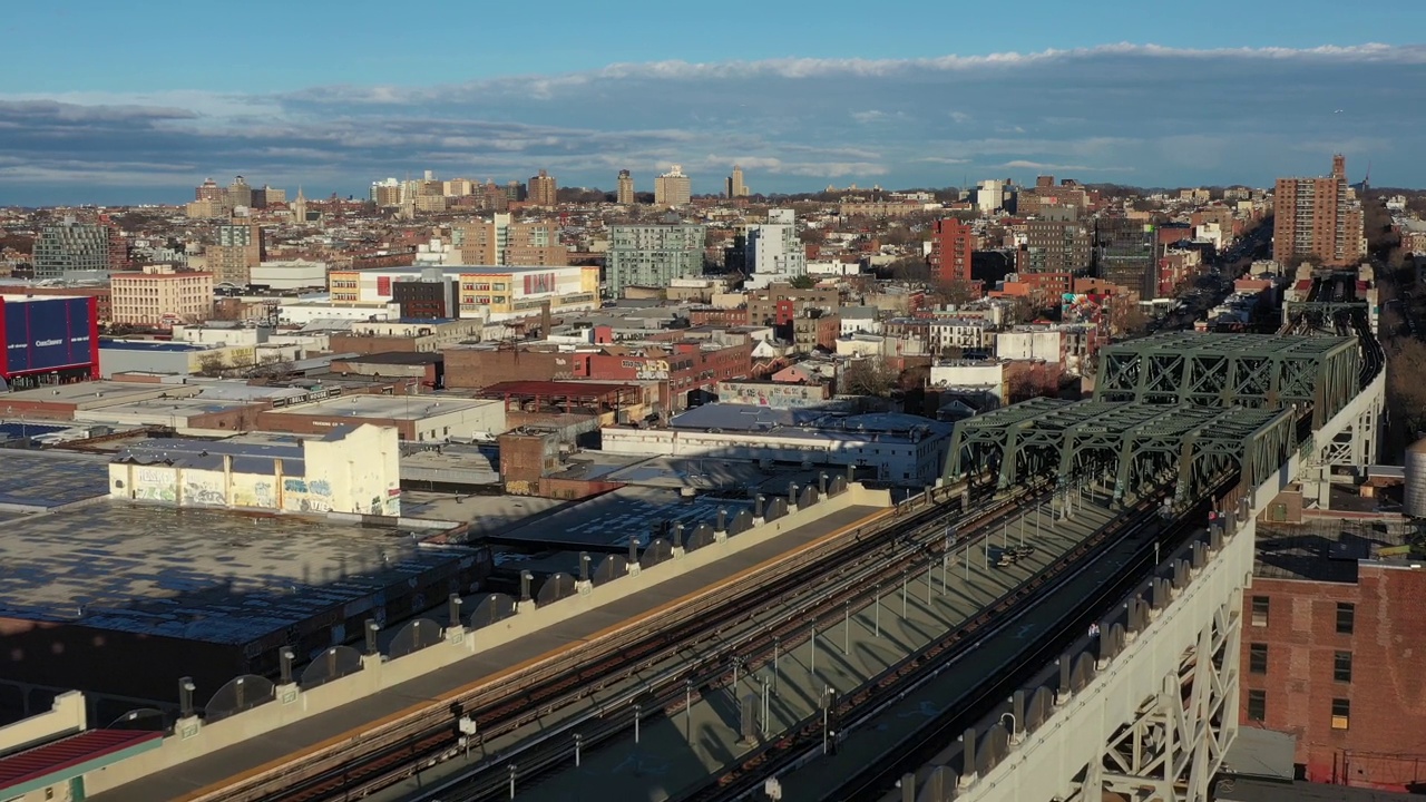 纽约布鲁克林高架铁路的航拍画面视频下载