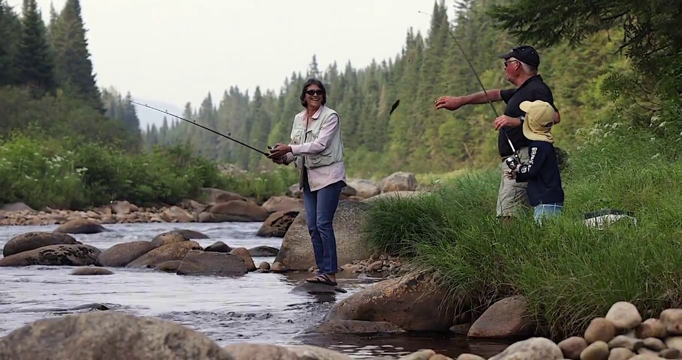 可爱的红发男孩和祖父母在魁北克省的河中钓鱼视频素材