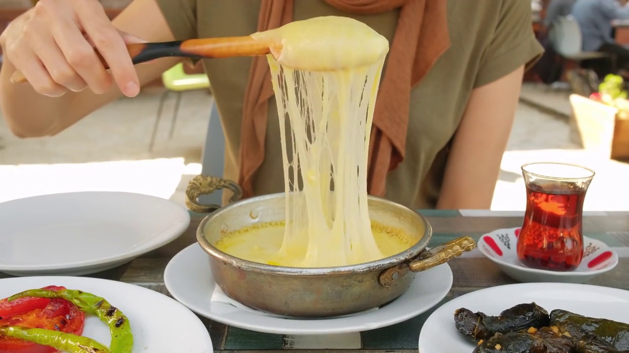 Muhlama或Kuymak菜是一种土耳其美食，用玉米面加奶酪视频素材