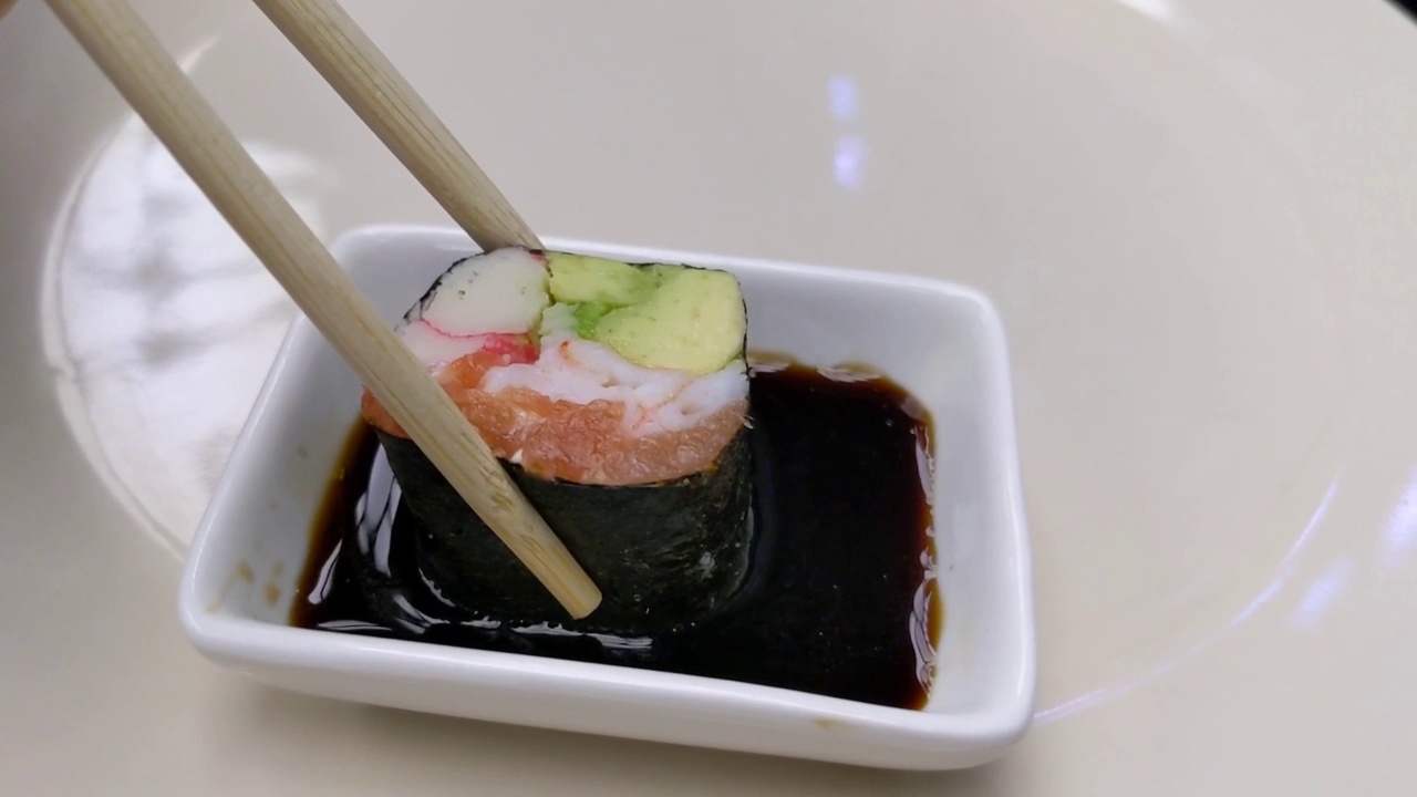 寿司卷。黑色盘子上的各种寿司视频下载