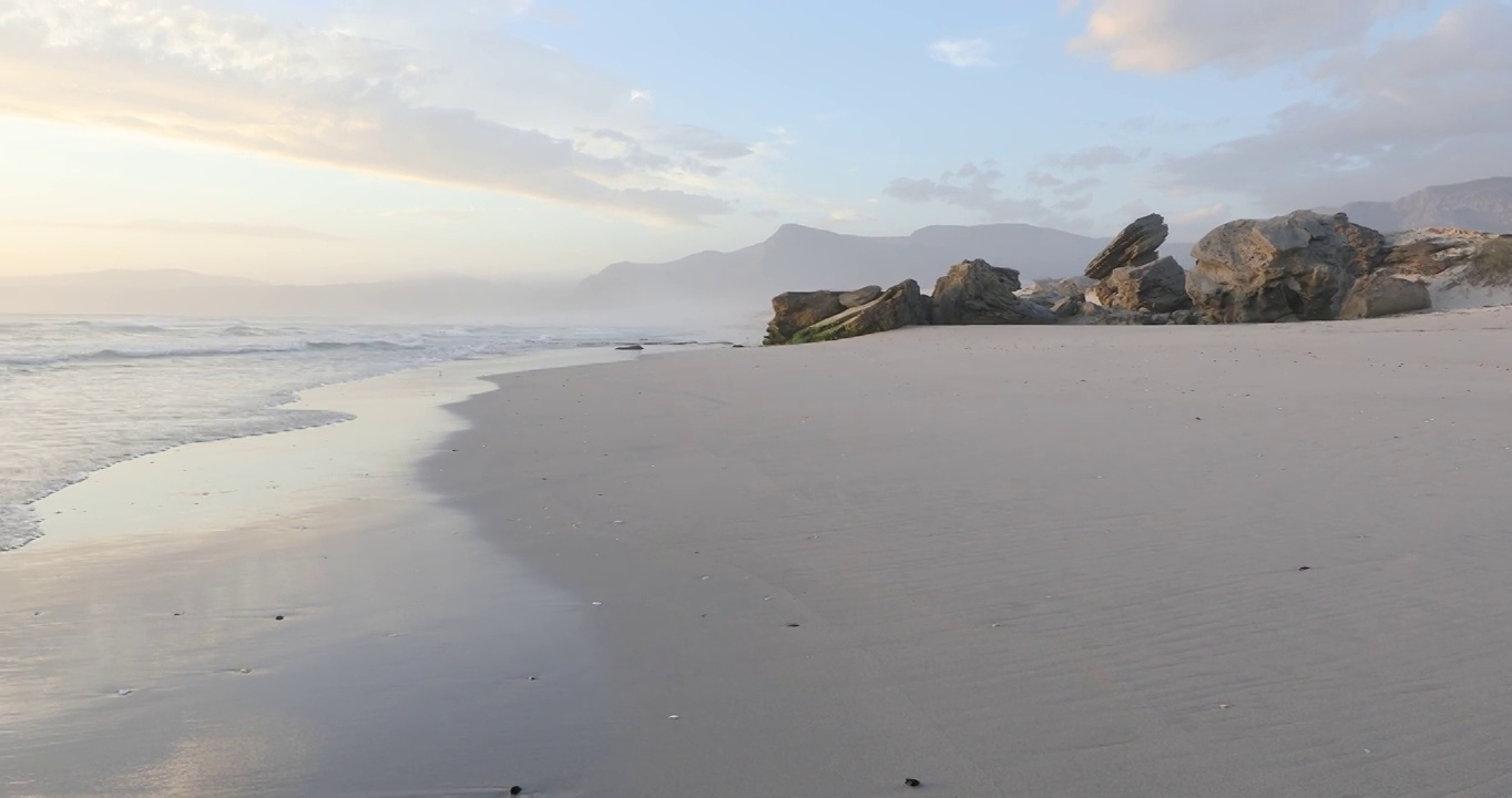 南非沃克湾自然保护区的岩层和海洋视频素材