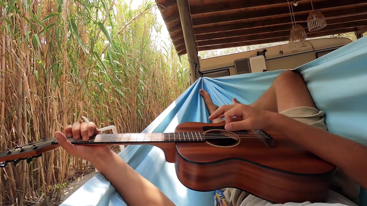 年轻人在吊床上弹吉他视频下载