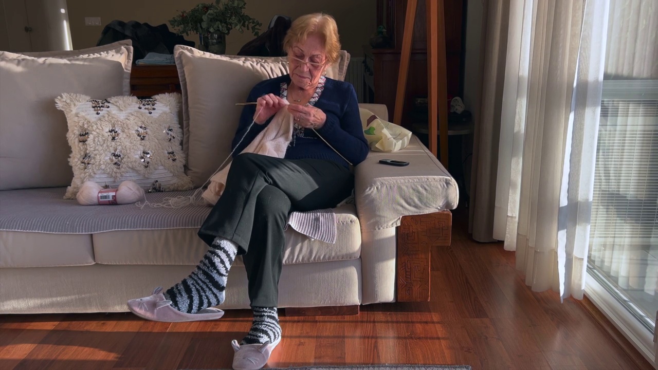 在家织毛衣的老妇人视频下载