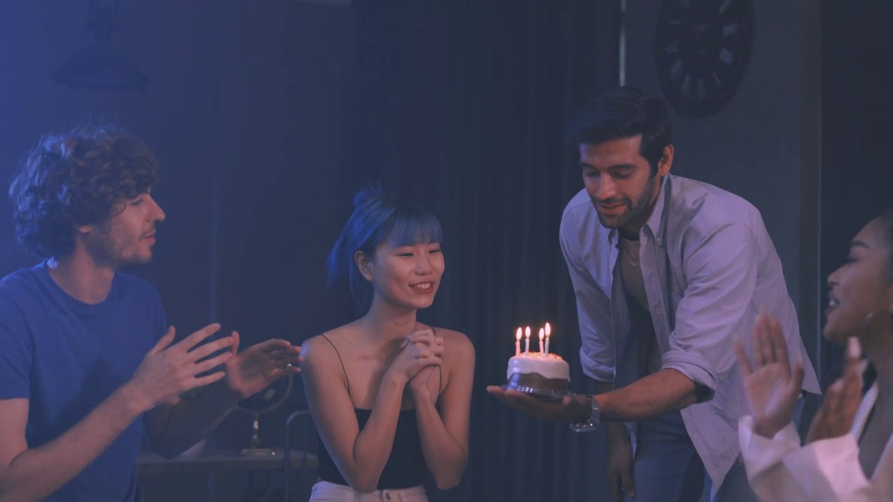在家里的聚会上，男人给女人送生日蛋糕视频素材