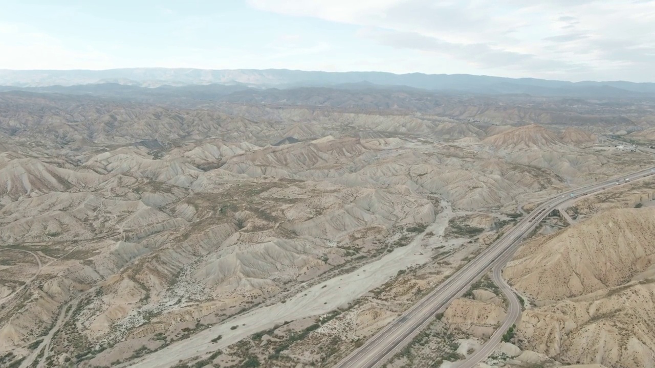 南欧货车旅行无人机剪辑:塔伯纳斯沙漠，安达卢西亚，阿尔梅里亚视频下载