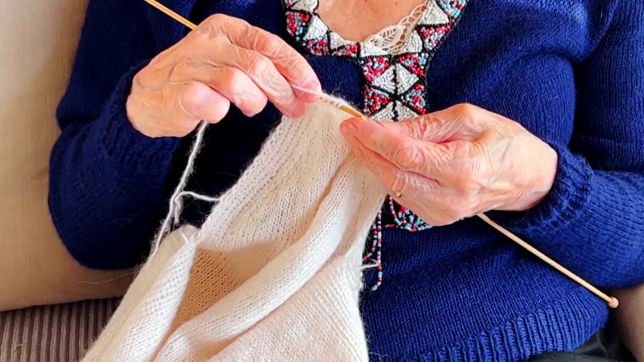 在家织毛衣的老妇人视频下载