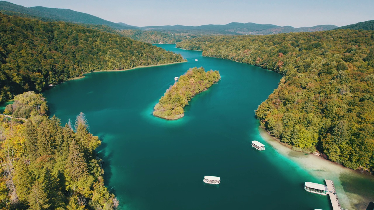 鸟瞰克罗地亚国家公园里的普利特维茨湖，清洁的自然视频素材
