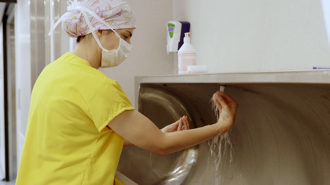 女外科医生在医院的水槽里洗手视频素材