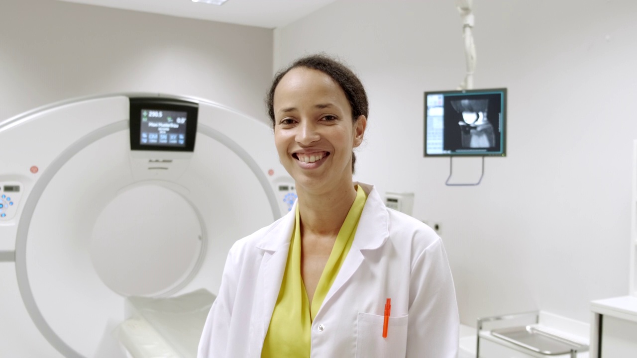 女性放射科医生的视频肖像视频素材