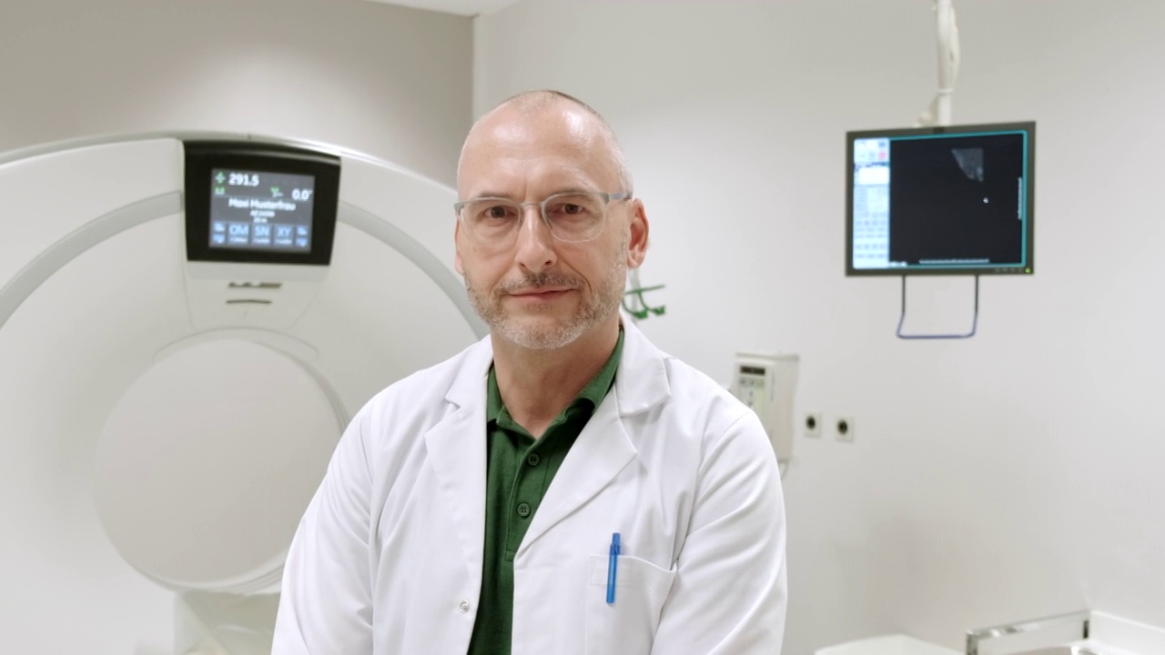 CT医生在扫描室微笑的视频肖像视频素材