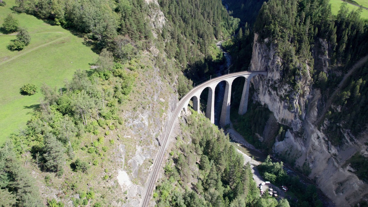 夏季瑞士阿尔卑斯山的兰德瓦瑟高架桥，绿色山谷的鸟瞰图视频素材