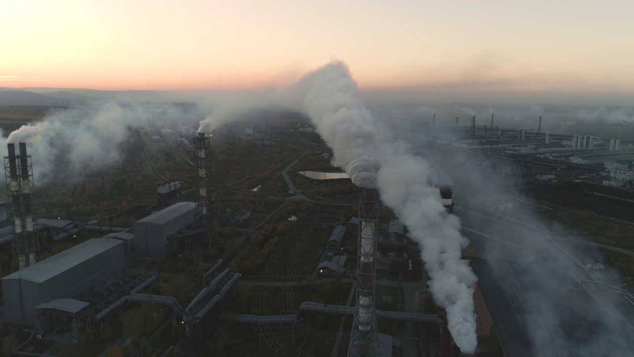 高烟囱的鸟瞰图。植物管道污染大气。工业工厂污染视频素材