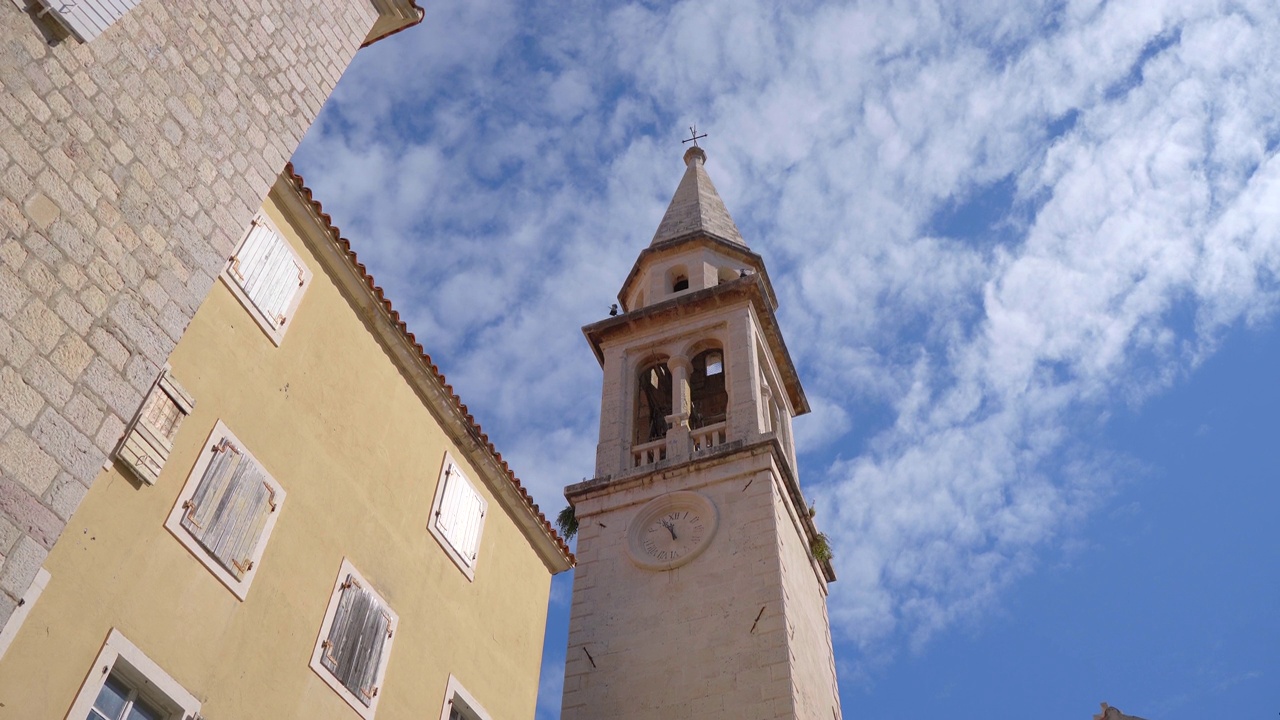 布德瓦老城的一座有钟楼的教堂。黑山著名的旅游景点视频素材