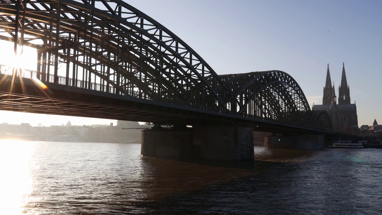 科隆，莱茵河大桥和教堂视频下载