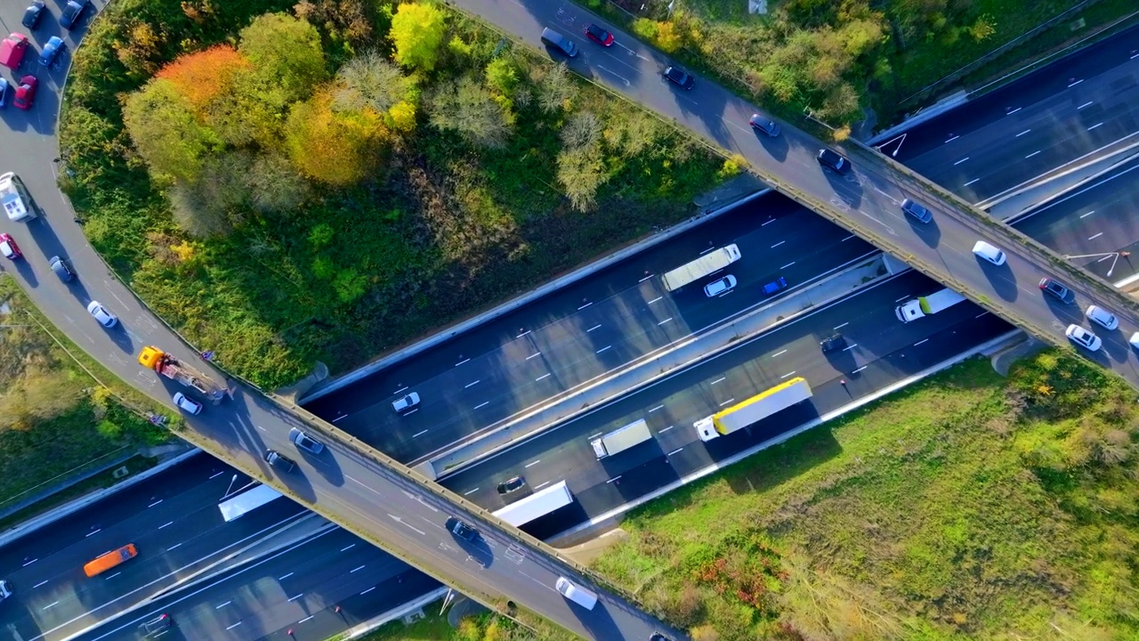 英国M1高速公路上的交通无人机视图视频下载
