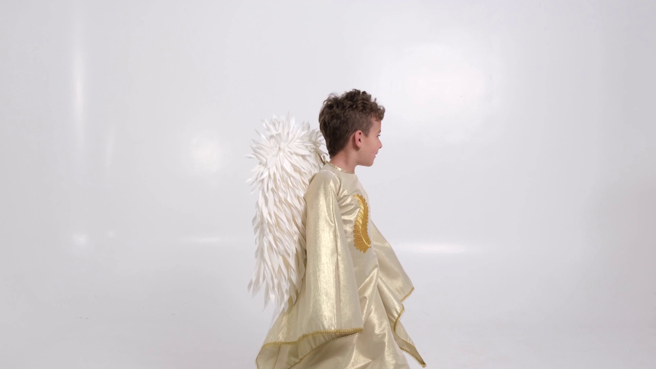 白色背景上长着天使翅膀的小男孩。视频素材