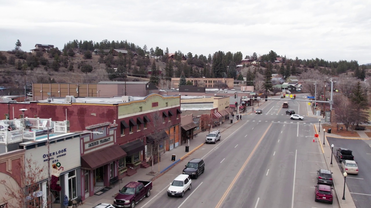 无人机拍摄的科罗拉多州帕戈萨斯普林斯视频素材