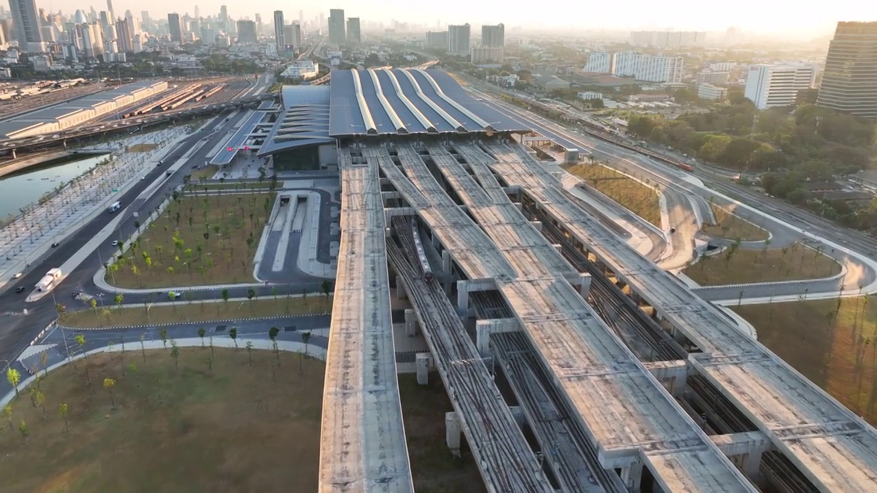 图为，泰国曼谷正在建设的新铁路枢纽交通大楼“邦苏中央车站”。视频下载