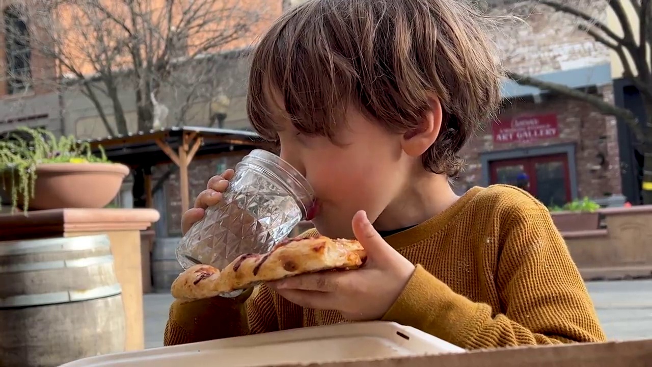 一个吃披萨的小男孩视频素材
