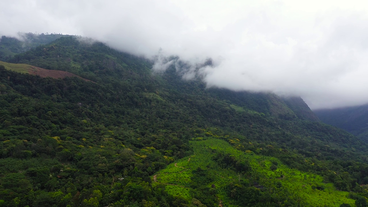 有雨林的山坡和有农田的山谷。斯里兰卡视频素材