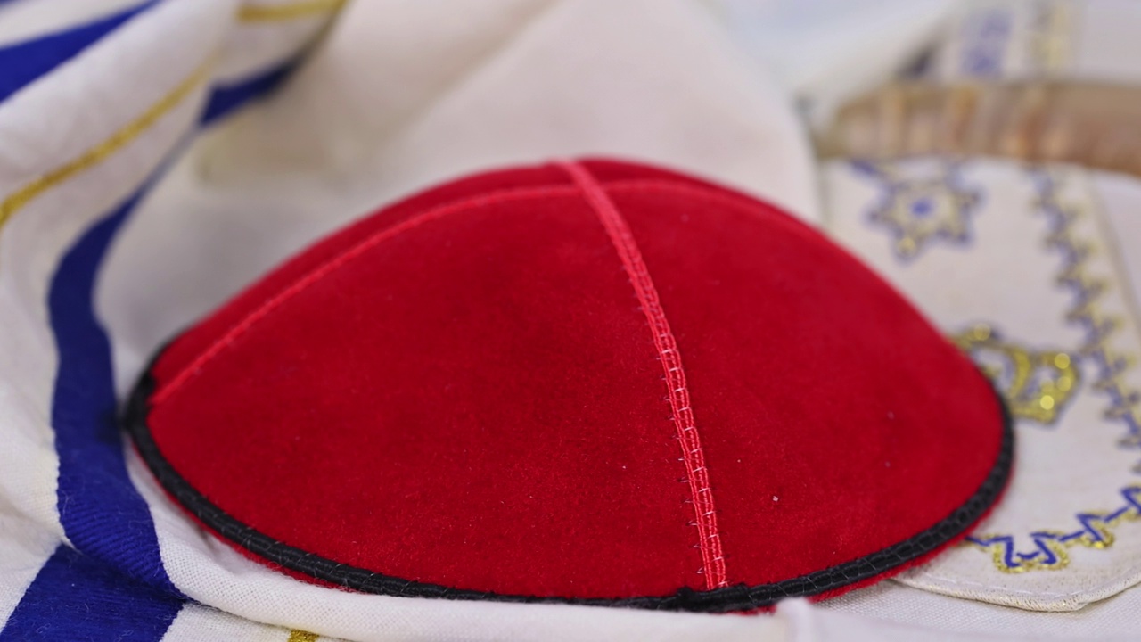 犹太节日期间，祈祷项目基帕与祈祷披巾在羊角号上tallit, torah视频素材