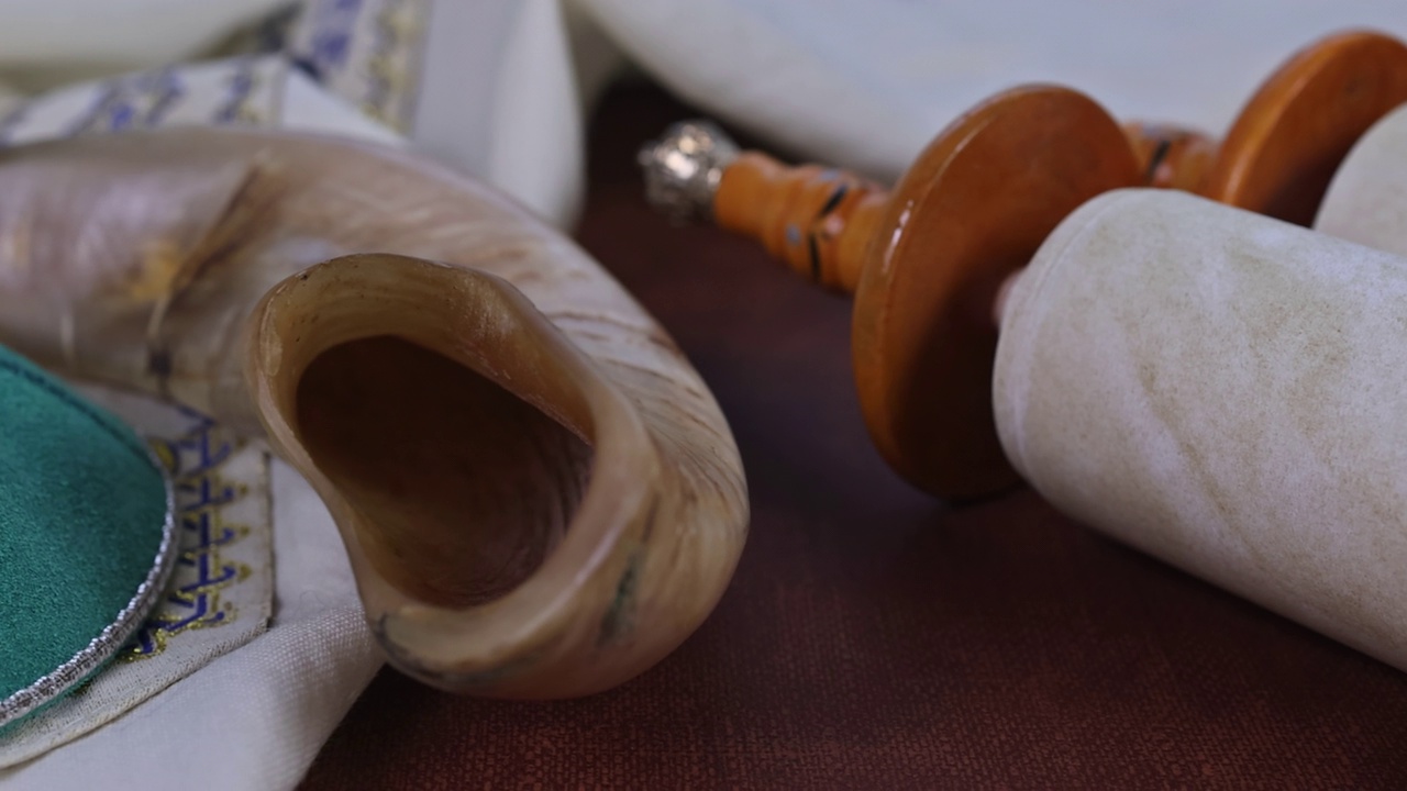 犹太正统祈祷的宗教符号与托拉卷轴祈祷披巾基帕视频素材