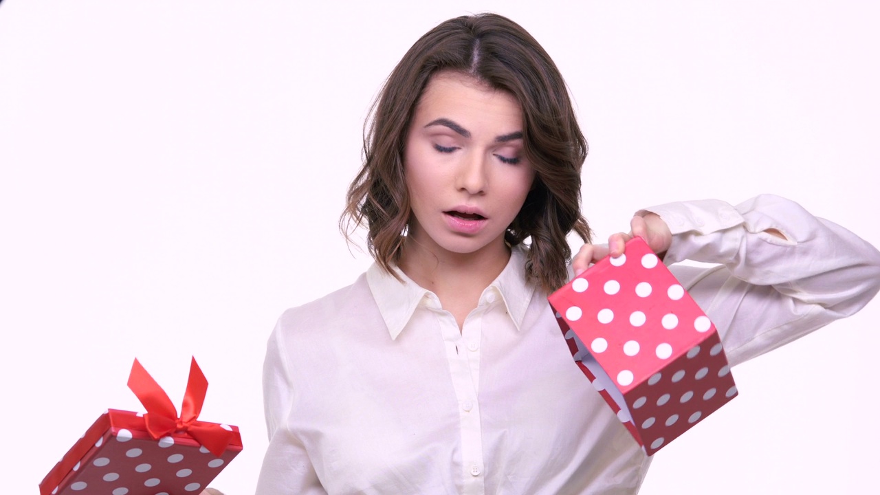 不开心的年轻女子打开了空的礼品盒视频下载