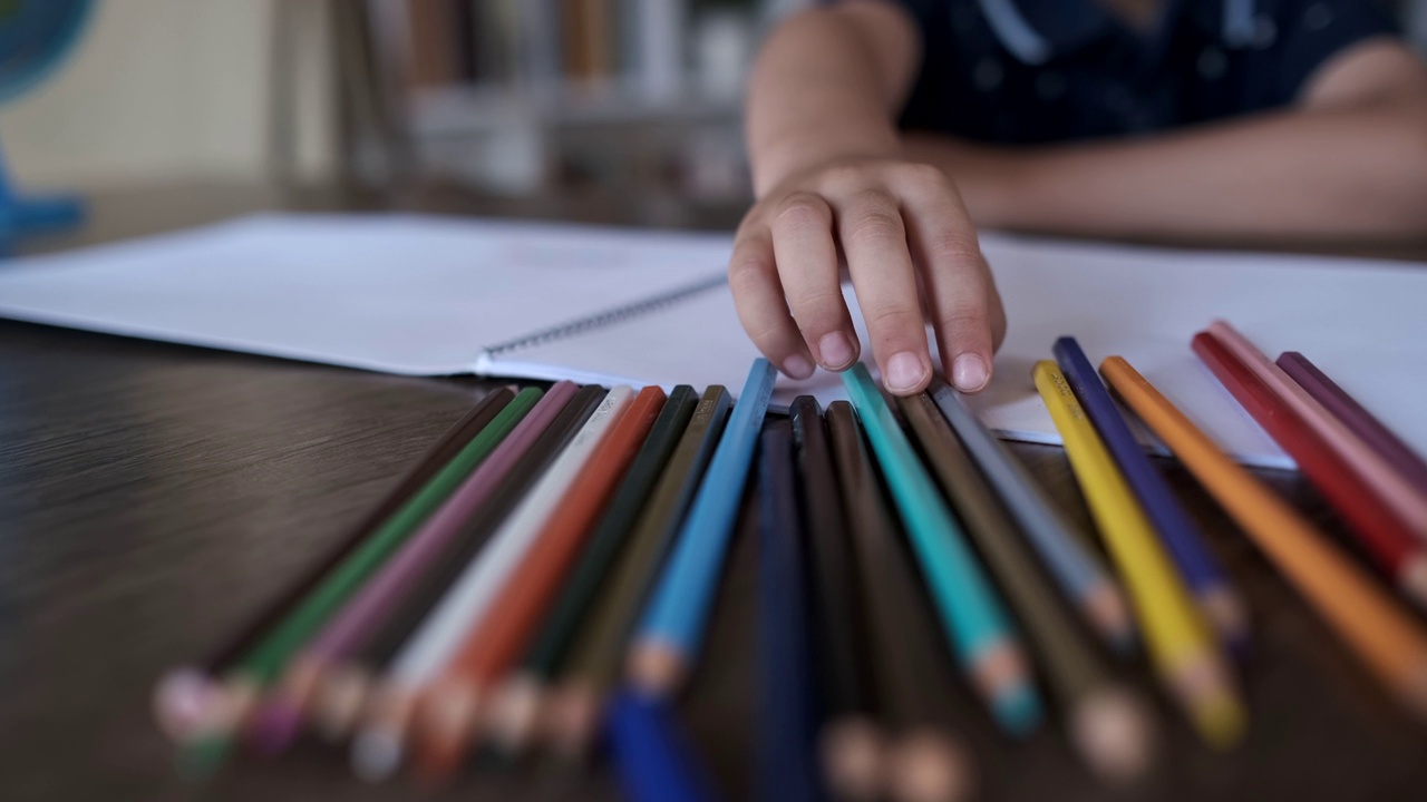小男孩用彩色铅笔画画视频下载