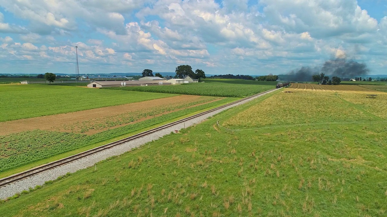 鸟瞰图，阿米什农场和蒸汽客运火车接近的距离与黑烟视频素材