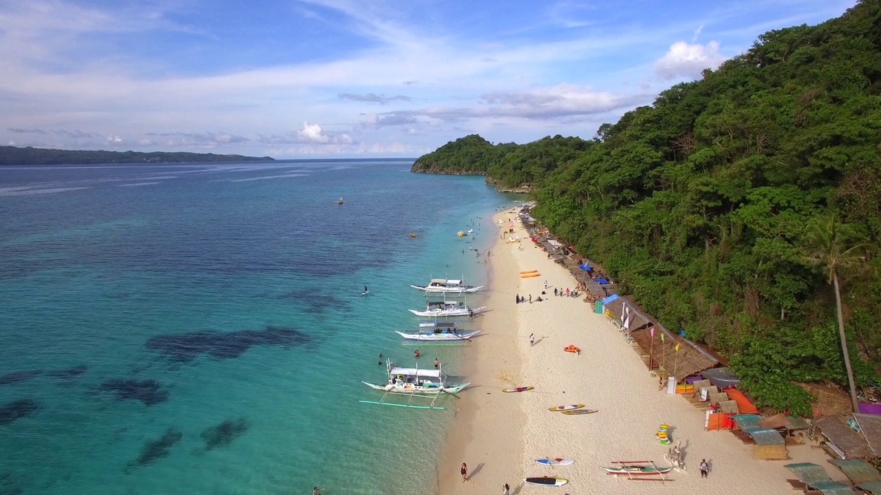 鸟瞰图普卡贝壳海滩在长滩岛，菲律宾视频下载