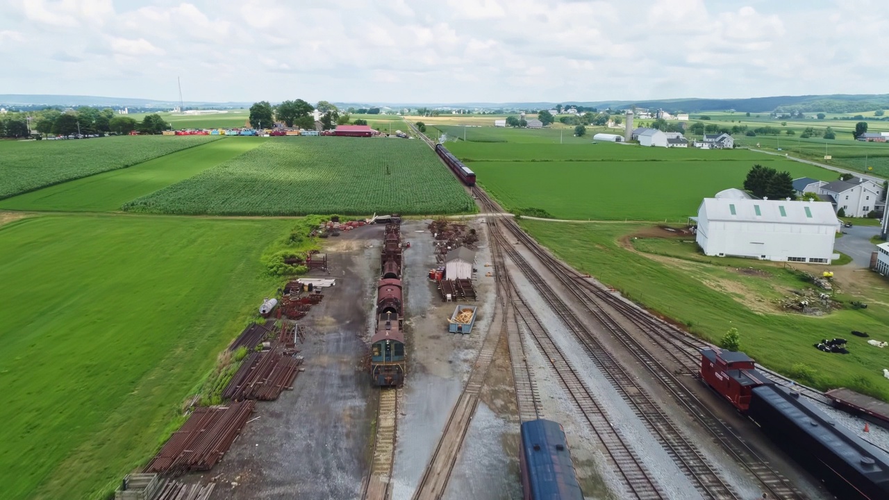鸟瞰追逐蒸汽客运列车穿越农田视频素材