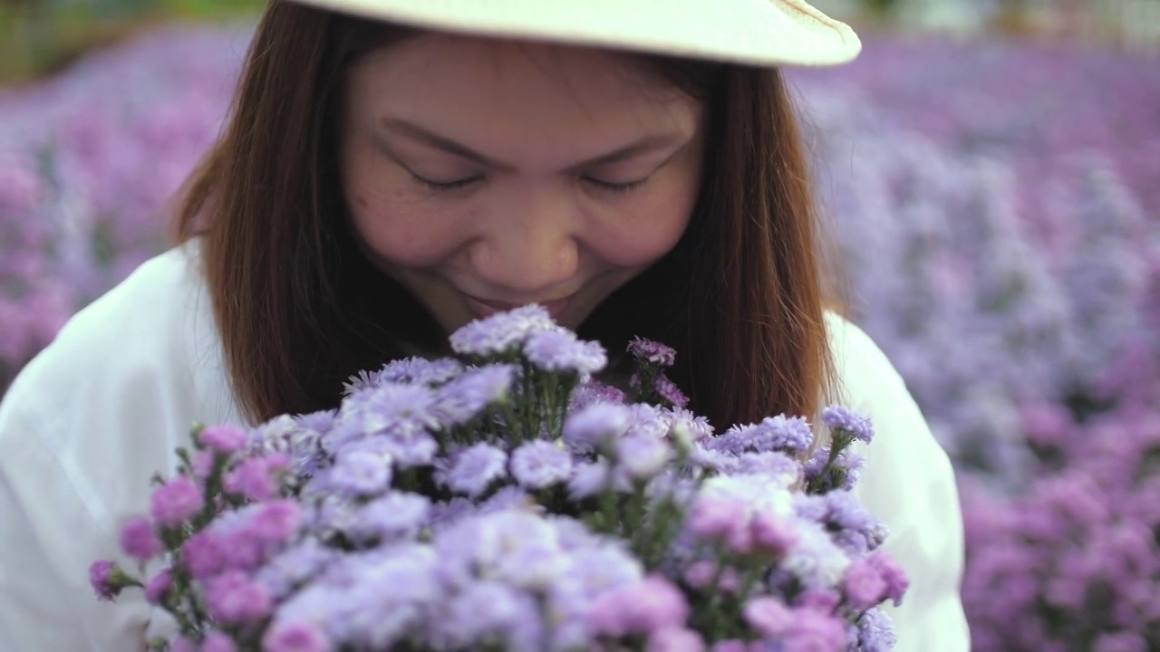 女人捧着紫色的花幸福而放松视频下载