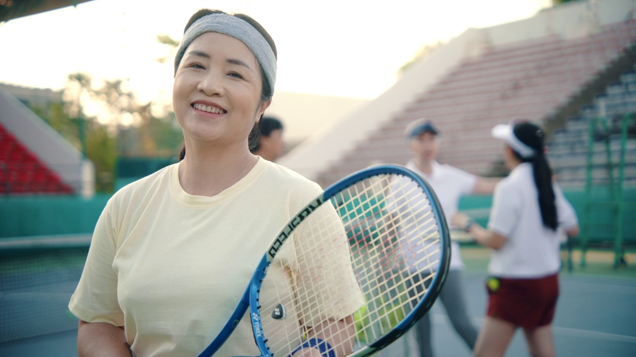 积极的老年人准备一起打网球。视频下载