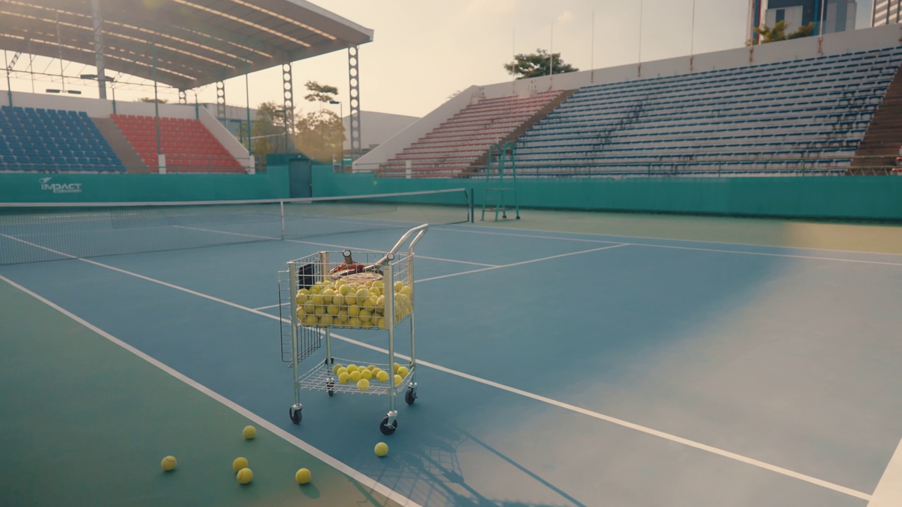 混凝土球场上的网球设备。视频素材