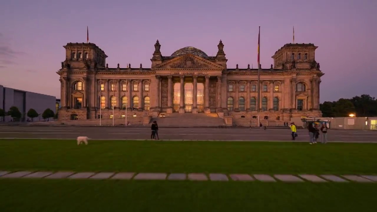 柏林国会大厦的夏夜Hyperlapse与城市生活视频下载