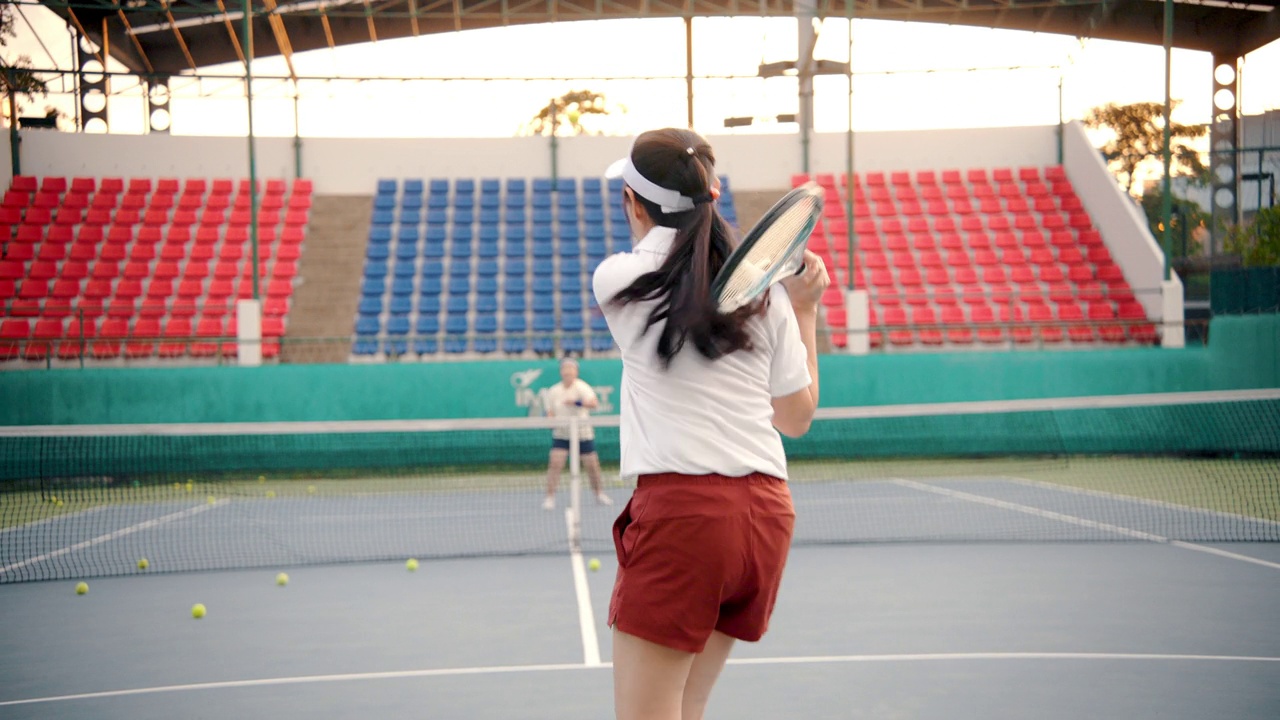 在网球场打双打比赛的资深网球运动员。视频下载
