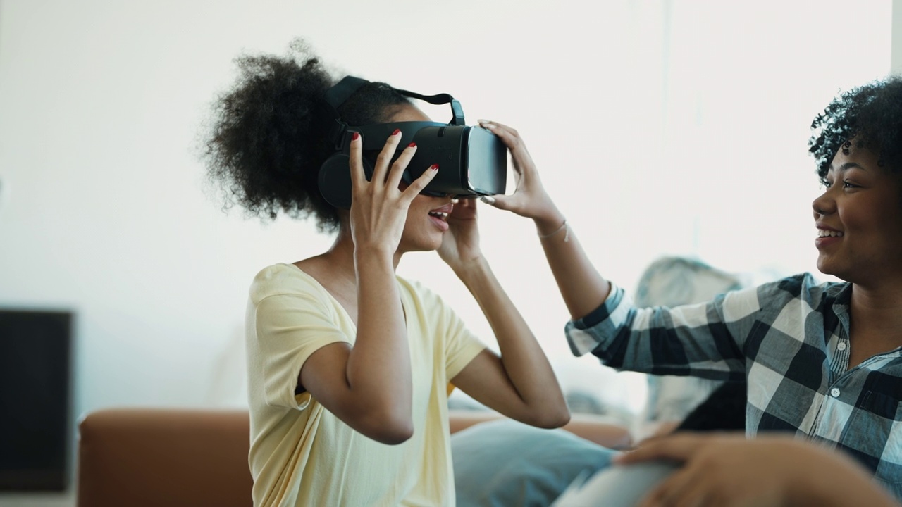 一群非洲裔女性朋友正在玩3d眼镜VR虚拟现实眼镜视频素材