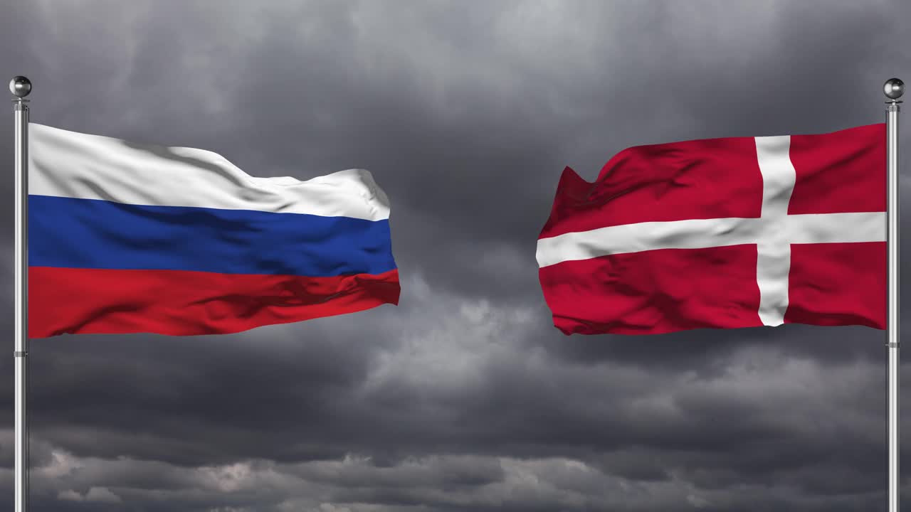 俄罗斯和丹麦的国旗互相飘扬。视频下载